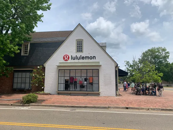 Lululemon人工智能与技术主管在CEO交接前夕离职